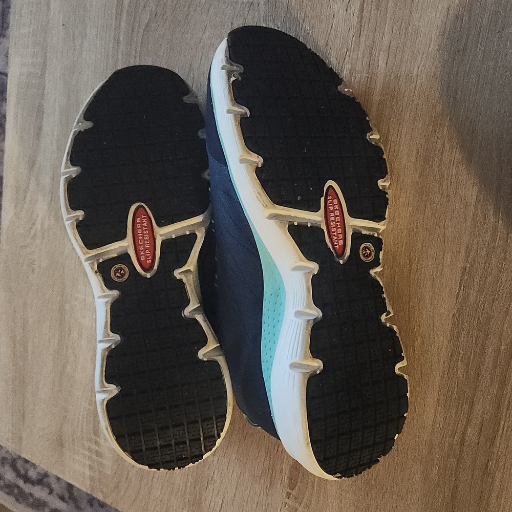 Skechers slip resistant work shoes. 7.5. Slip Resistant. - Picture 6 of 10